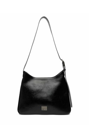 Czarna skórzana torba na ramię z pojedynczym regulowanym paskiem i małą prostokątną metalową plakietką marki z przodu.