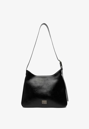 Schwarze Leder-Umhängetasche mit einem verstellbaren Einzelriemen und einer kleinen rechteckigen Metallmarkenplatte auf der Vorderseite.