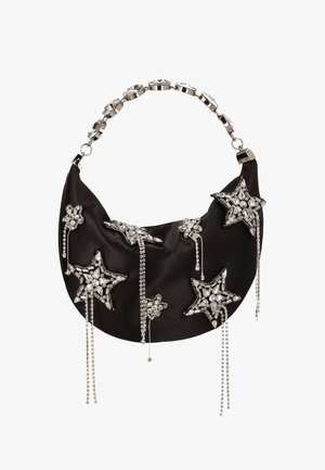 Geantă de mână din satin negru cu aplicații de steluțe argintii și lanțuri de cristale pendulante, prevăzută cu o curea de lanț metalic și o formă curbată.