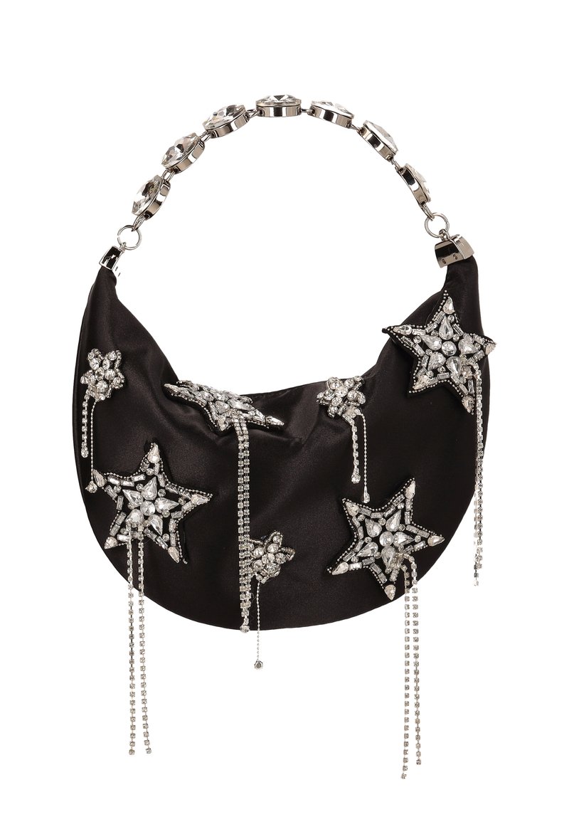 Černá saténová kabelka se stříbrnými hvězdnými ozdobami a visícími krystalovými řetízky, vybavená kovovým řetízkovým popruhem a zakřiveným tvarem.