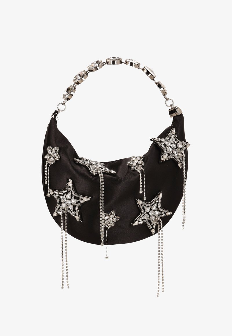 Černá saténová kabelka se stříbrnými hvězdnými ozdobami a visícími krystalovými řetízky, vybavená kovovým řetízkovým popruhem a zakřiveným tvarem.