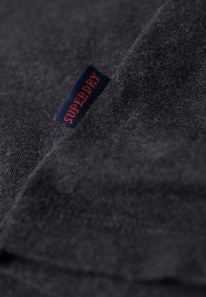 Donkergrijze katoenen t-shirt met een klein blauw label met "SUPERDRY" in het rood. Gladde textuur met een subtiel geweven patroon.