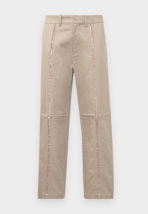 Beige broek met een rechte snit, voorzien van rose-gouden pailletten aan de zijkanten en subtiele gestikte details op de benen.