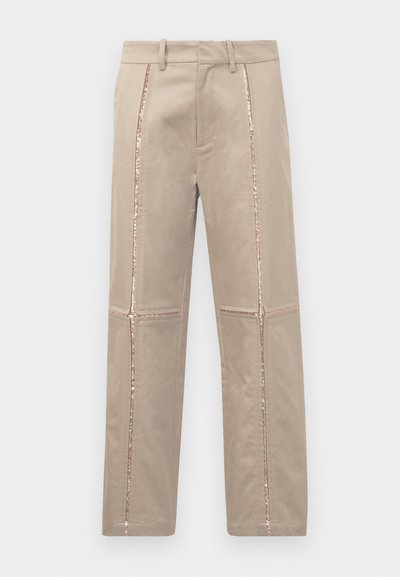 Beige broek met een rechte snit, voorzien van rose-gouden pailletten aan de zijkanten en subtiele gestikte details op de benen.