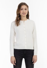 Weißer, langärmeliger Cardigan mit geripptem Saum und Bündchen, mit einer Knopfleiste vorne und weicher, glatter Textur.