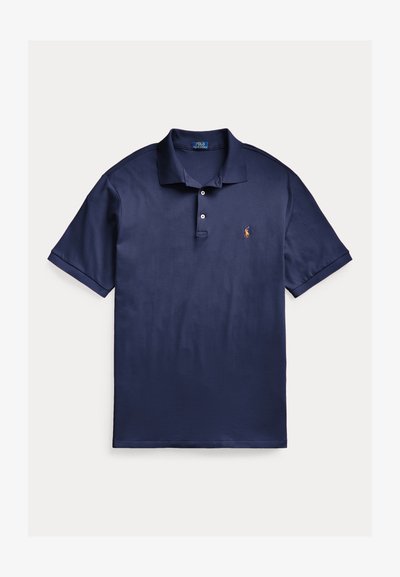 Temno modra polo majica iz gladkega materiala, z ovratnikom, trojnim gumbastim zaklepom in majhnim vezenim logotipom na levi prsni strani.