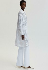 Touché Privé STRIPED LONG WITH TIES - Camicetta - white