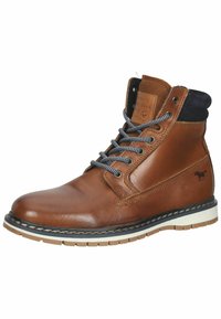 Brune læder ankelstøvler med rund tå, sort og hvid tekstureret snørebånd, kontrasterende navy suede krave og gummisål med hvide accenter.