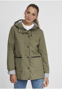 Veste imperméable vert olive avec capuche, quincaillerie noire, poches avant et doublure rayée visible aux poignets et à l'intérieur de la capuche.