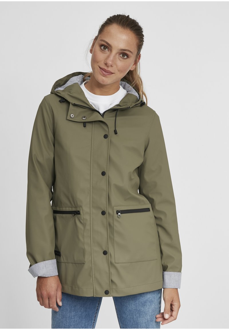 Veste imperméable vert olive avec capuche, quincaillerie noire, poches avant et doublure rayée visible aux poignets et à l'intérieur de la capuche.