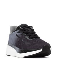Zapatilla deportiva negra y gris con parte superior de malla, suela blanca gruesa, cierres de cordones negros y sutiles acentos reflectantes para mayor visibilidad.
