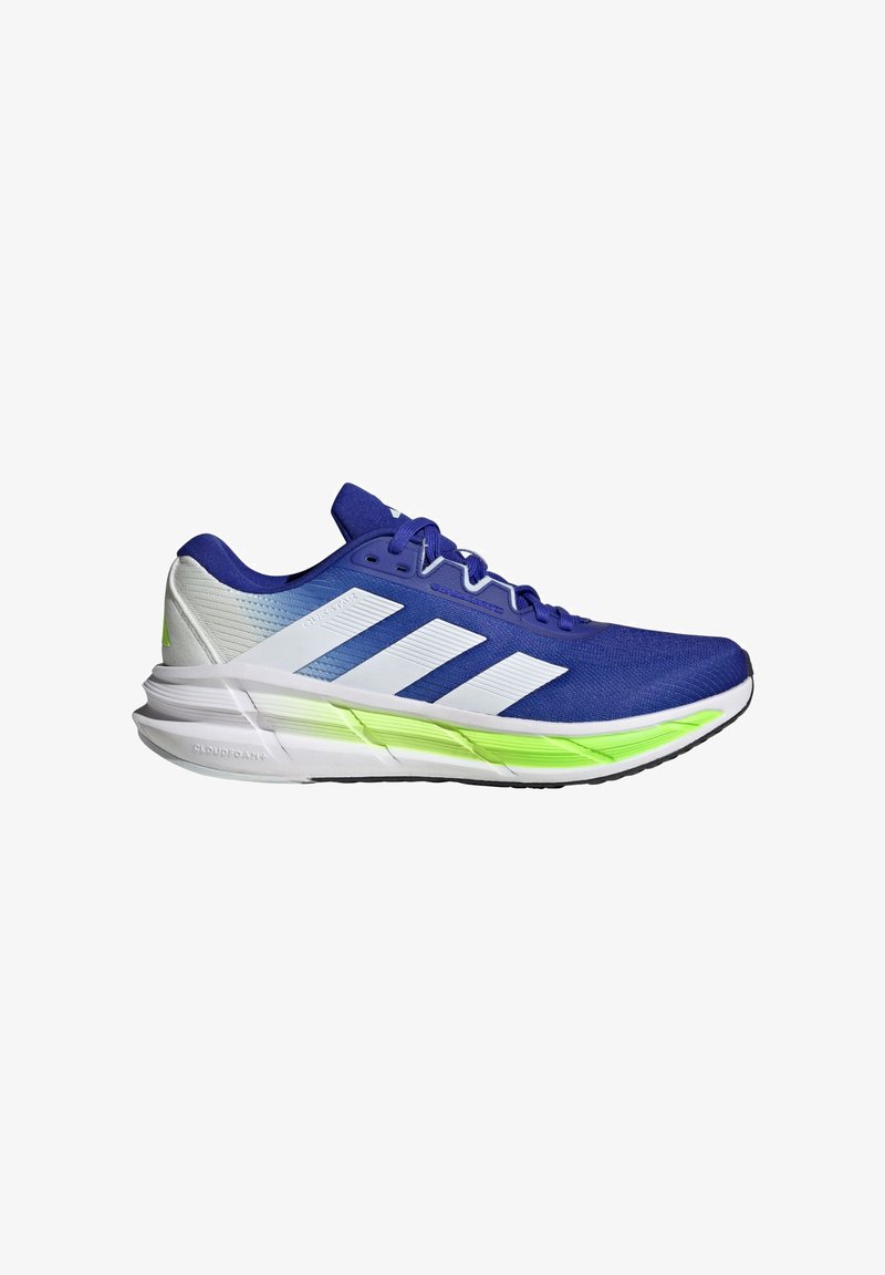 Blauer Sportschuh mit weißen Akzenten, Mesh-Obermaterial und gepolsterter Sohle, die durch einen neongrünen Streifen hervorgehoben wird. Verfügt über ein geschwungenes Design.