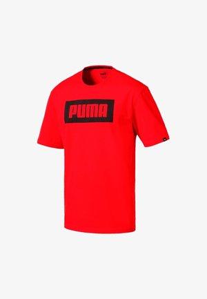 Rood Puma T-shirt met korte mouwen, met een zwart rechthoekig logo en gedurfde rode "PUMA" tekst gecentreerd op de borst.