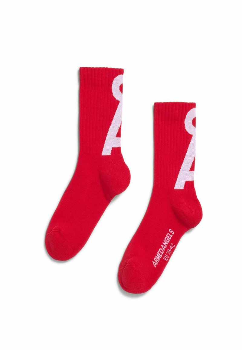 Rote Knöchelsocken aus weichem Stoff mit großem weißem "A"-Logo und geripptem Design am Bündchen, mit Größenetikett an der Sohle.