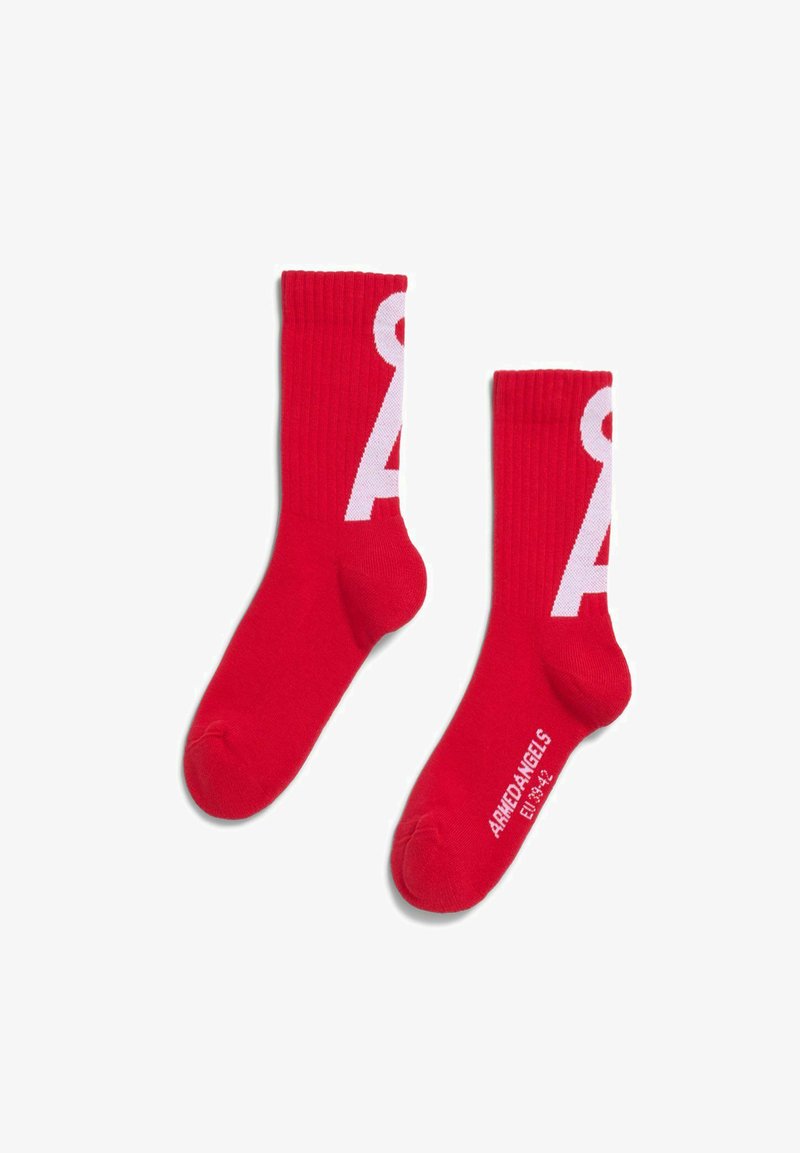 Rote Knöchelsocken aus weichem Stoff mit großem weißem "A"-Logo und geripptem Design am Bündchen, mit Größenetikett an der Sohle.