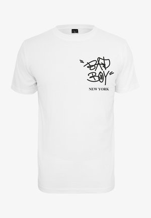 Weißes Baumwoll-T-Shirt mit schwarzem Graffiti-Print, der "BAD BOY" und "NEW YORK" auf der oberen linken Seite zeigt. Kurze Ärmel, Rundhalsausschnitt.