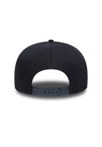 Gorra negra con un acabado de tela suave, visera plana y cierre ajustable a presión. La parte trasera es sólida, sin patrones ni logotipos.