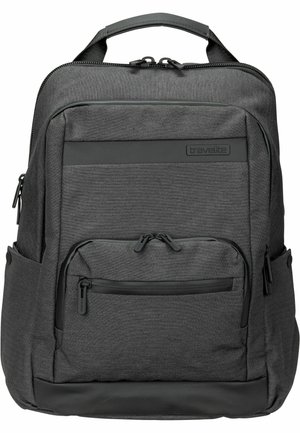 Zaino grigio con un tessuto testurizzato, compartimenti con zip, una maniglia superiore e una base rinforzata. Presenta un logo e numerose tasche.