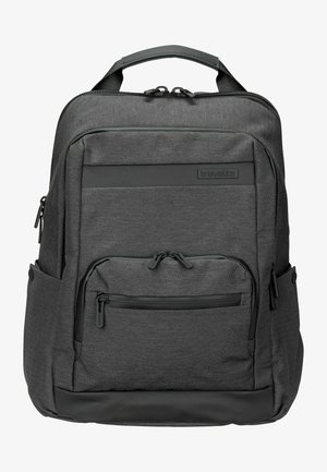 Zaino grigio con un tessuto testurizzato, compartimenti con zip, una maniglia superiore e una base rinforzata. Presenta un logo e numerose tasche.