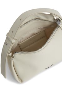 Kremowa skórzana torebka o zaokrąglonym kształcie, z górnym zamkiem błyskawicznym i wewnętrzną kieszonką. Charakteryzuje się minimalistycznym designem i subtelnym logo marki.