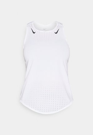 Λευκό αμάνικο αθλητικό τοπ με διάτρητη υφή, στρογγυλή λαιμόκοψη και μαύρες λεπτομέρειες με λογότυπο στους ώμους. Καμπυλωτό τελείωμα για άνετη εφαρμογή.