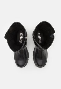 Botas de tobillo de cuero negro con una superficie texturizada, cierre de cremallera y suela de goma. El interior cuenta con un suave forro y el logo de la marca visible.