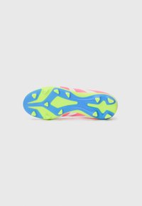 Schoen met een overwegend witte bovenkant en roze accenten. Heldere blauwe en neon groene zool met meerdere studs voor grip.