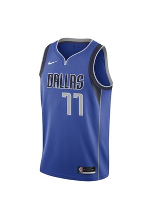 Niebieska koszulka do koszykówki Dallas z numerem 77, czarnym i szarym wykończeniem, logo Nike oraz etykietą NBA na dole.