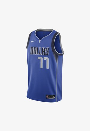Camiseta de baloncesto azul de Dallas con el número 77, ribete negro y gris, logo de Nike y etiqueta de la NBA en la parte inferior.