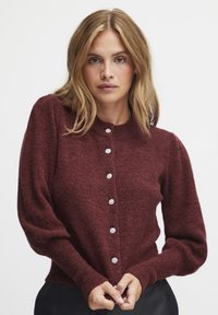 Bordeauxfarbener Strickcardigan mit langen Ärmeln, strukturiertem Stoff, runden Ausschnitt und sechs dekorativen Knopfverzierungen auf der Vorderseite.