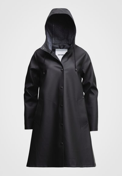 Svart vattentät jacka med huva, tillverkad av slätt syntetmaterial. Har tryckknappar, två framfickor och logodetalj i fållen.