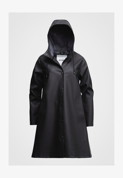 Svart vattentät jacka med huva, tillverkad av slätt syntetmaterial. Har tryckknappar, två framfickor och logodetalj i fållen.