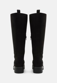 Svart mocka knähöga stövlar med en slät textur, blockklack och dragkedjor på sidorna. Har dragöglor högst upp.