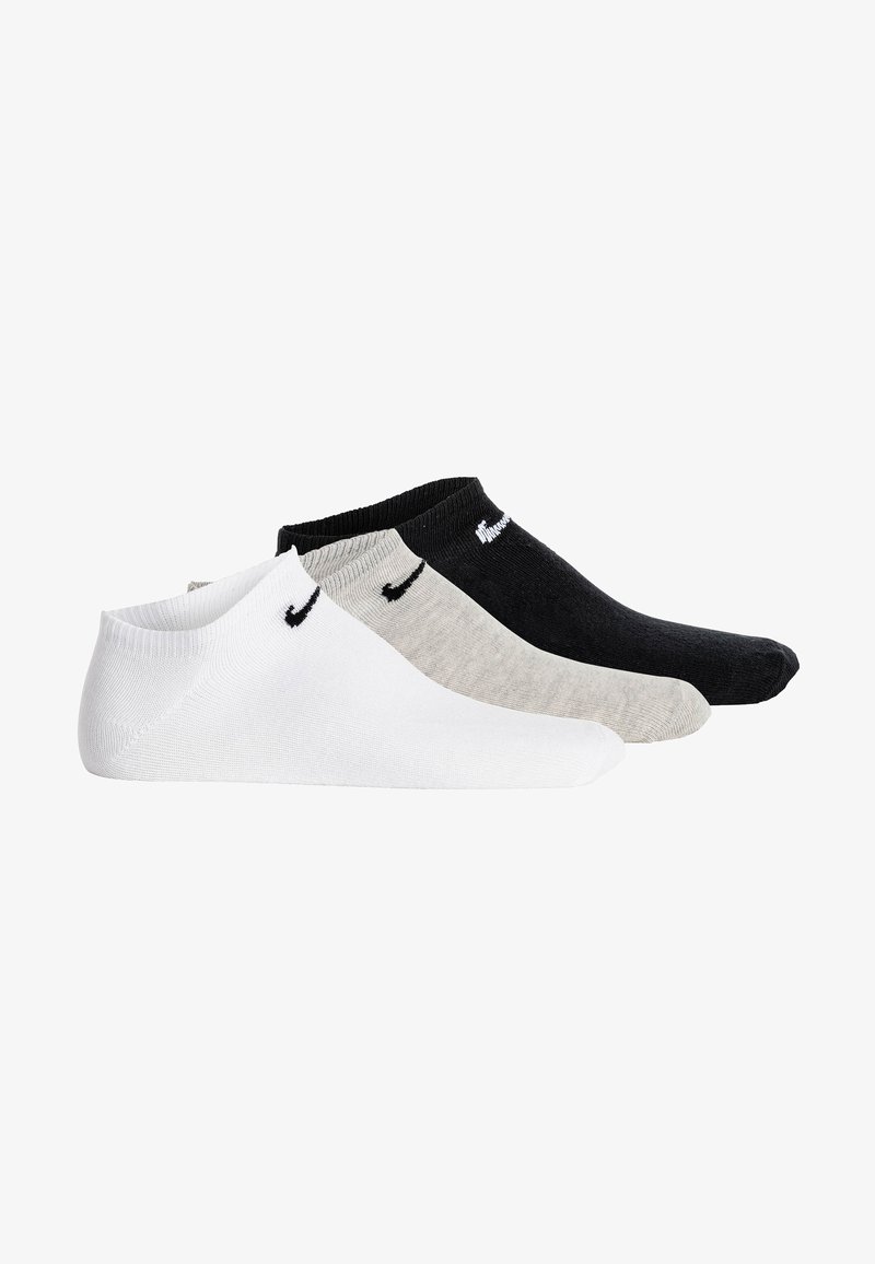 Trois paires de chaussettes Nike de coupe basse en blanc, gris clair et noir, chacune avec un petit logo swoosh Nike près de l'ouverture.