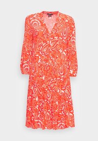 Rotes Kleid mit langen Ärmeln, V-Ausschnitt und floralem Paisleymuster in Weiß. Verfügt über einen gefältelten Rock und geraffte Details am Ausschnitt.