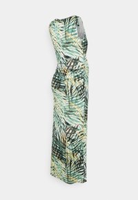 Robe maxi de maternité sans manches avec un imprimé tropical de feuilles vertes, beiges et noires, et des fronces sur le côté.