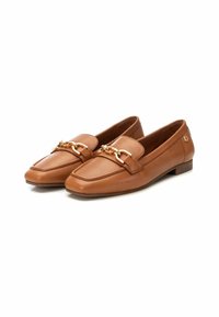 Mocasines de cuero marrón con punta cuadrada, que presentan un acento de cadena dorada en la parte frontal y un pequeño emblema en el lateral. Suela plana y textura suave.