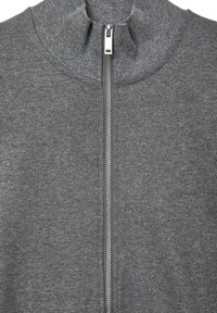 Maglione grigio con zip, dotato di un colletto alto, realizzato in un materiale testurizzato, con una zip argentata e una leggera lucentezza su tutta la superficie.