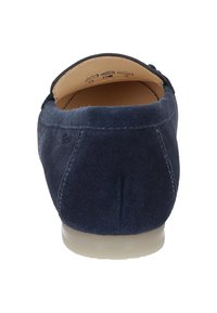 Blauer Wildleder-Pantolette mit flacher, hellfarbener Sohle und gesteppten Details auf der Rückseite, mit runder Spitze und glattem Innenfutter.