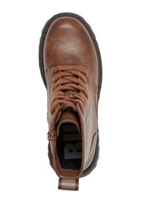 Brązowy skórzany kowbojek za kostkę z okrągłym noskiem, sznurowanym przodem i bocznym zamkiem błyskawicznym. Teksturowana cholewka, kontrastowa czarna gumowa podeszwa i wyściółka z dodatkowym wkładem amortyzującym.