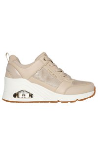 Sneaker beige con tomaia in rete e pelle, suola intermedia bianca elevata e dettaglio in air cushioning trasparente sul lato. Suola in gomma marrone.