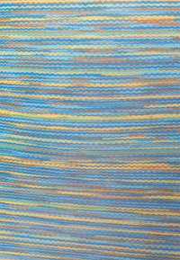 Tecido colorido com padrões ondulados em azul, amarelo e laranja. Textura suave com faixas horizontais alternadas. Design leve e vibrante.