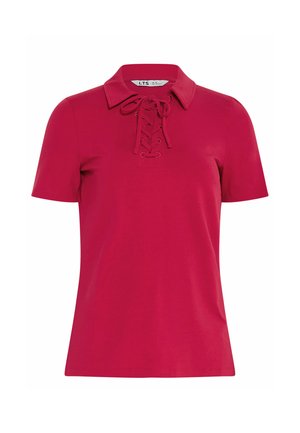 Polo rossa a maniche corte con dettaglio di collo allacciato e silhouette aderente su sfondo bianco.