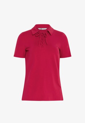 Polo rouge à manches courtes avec détail de col à lacets et silhouette ajustée sur fond blanc.