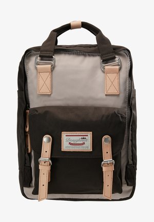 Mochila preta e cinza feita de tecido com detalhes em couro, apresentando um bolso frontal, alças ajustáveis e detalhes em metal prateado.