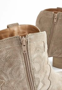Next FOREVER COMFORT STITCHED DETAIL WESTERN - Botines camperos - mink brown
