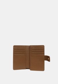 Portafoglio in pelle marrone con superficie testurizzata, dotato di più scomparti per carte e una piccola chiusura laterale. Design compatto e pratico.