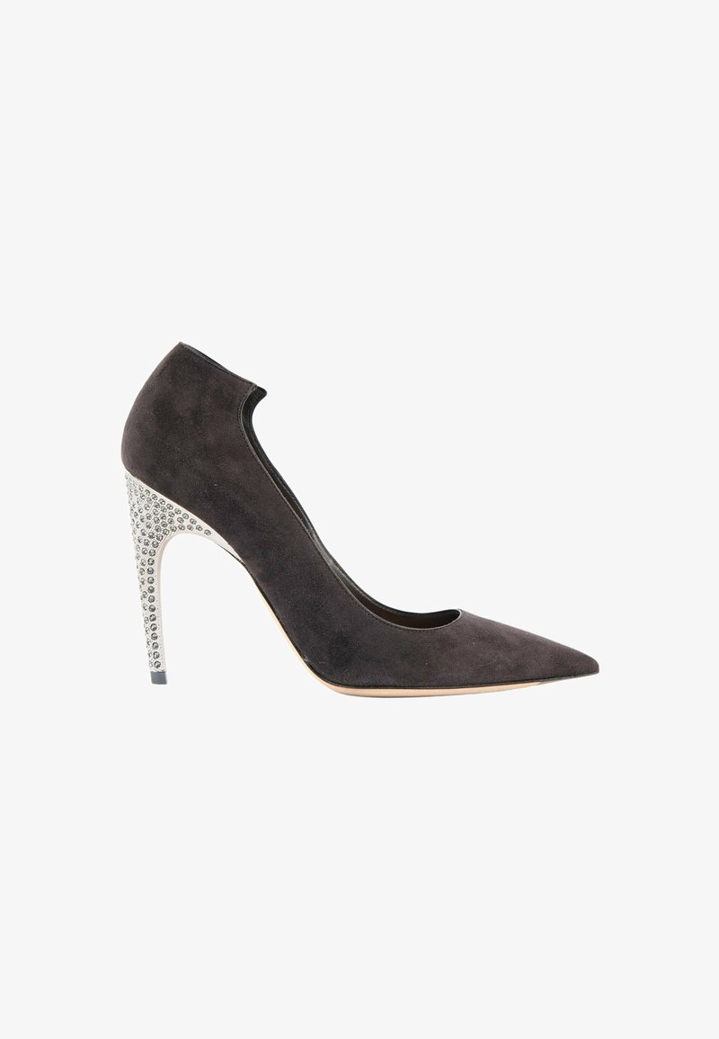Escarpin en daim noir à bout pointu avec un talon aiguille argenté décoré de petits strass.