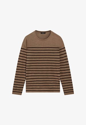 Hnědý svetr s dlouhým rukávem s černými vodorovnými pruhy a kulatým výstřihem, položeny na rovný povrch na bílém pozadí.