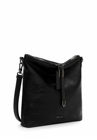 Svart läder crossbody-väska med en texturerad yta, öppen med dragkedja upptill, justerbar rem och dekorativa metallaccenter.